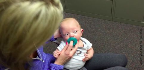 ¡Este bebé oye a sus padres por primera vez!