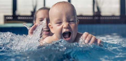 Estimulación acuática para bebés: agarres 