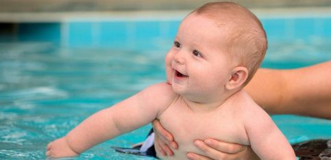 Estimulación acuática para bebés: tomas