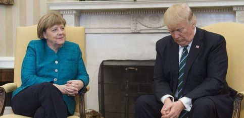 Donald Trump refuse de serrer la main d'Angela Merkel