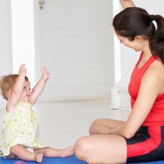 Veja como fazer exercícios físicos com seu bebê