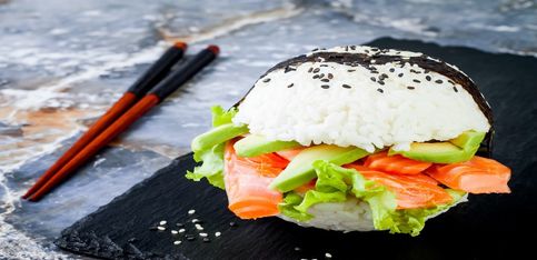 Sabrosa hamburguesa de sushi, ¿la has probado ya?