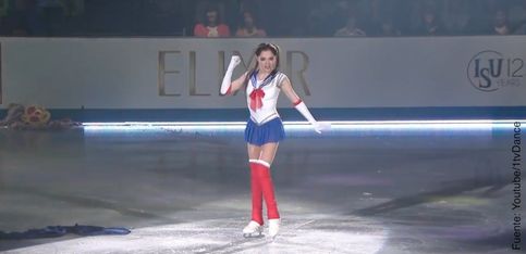 ¡Sailor Moon cobra vida y patina sobre hielo!