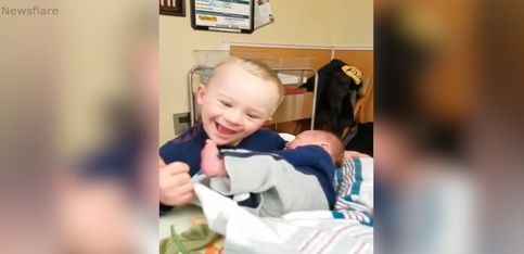 ¡Este pequeñín conoce a su hermanito pequeño por primera vez!