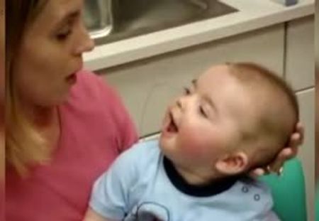 Ce bébé entend la voix de sa maman pour la première fois. Sa réaction n'a pas de prix