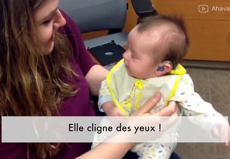 Ce bébé entend sa maman pour la première fois, sa réaction n'a pas de prix