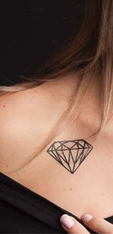 Tatouage diamant : 30 modèles de tattoos qui mettent des paillettes dans les yeux