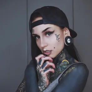 Blackout tattoos: cubrir tu piel de negro es tendencia