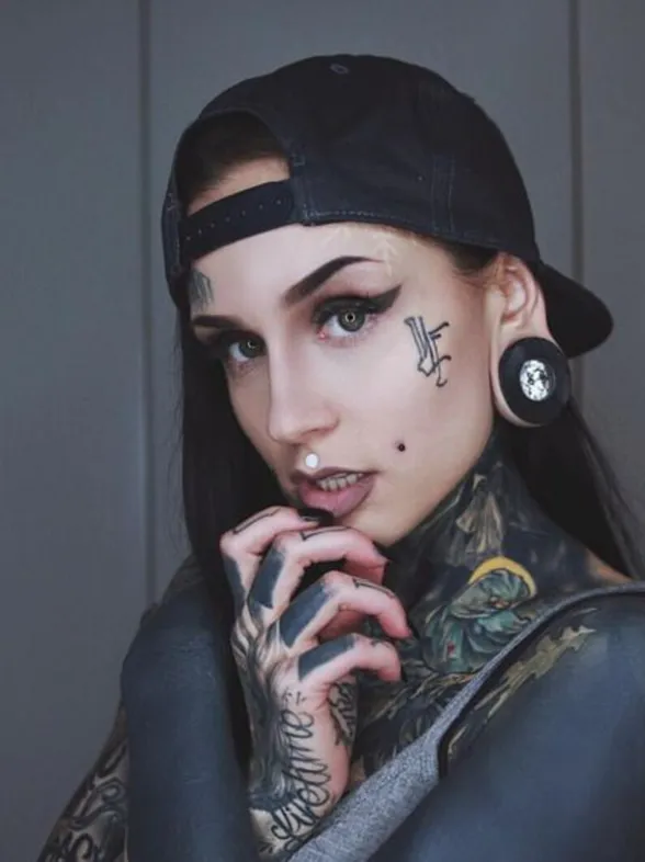 Blackout tattoos: cubrir tu piel de negro es tendencia