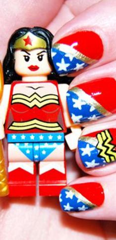 Manicura inspirada en Wonder Woman. ¡Saca a la súper heroína que llevas dentro!