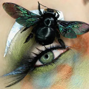 Maquillaje con insectos, la técnica con la que no damos crédito