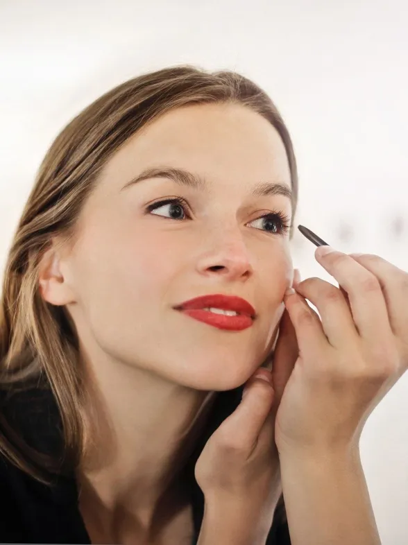 Eyeliner de color: el maquillaje perfecto para una mirada más joven