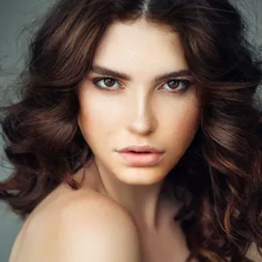 Cómo maquillar los ojos marrones: los mejores looks para resaltar tu mirada