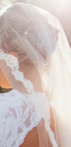 Come mettere il velo: le acconciature da sposa per valorizzarlo al meglio