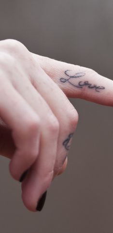 40 tatuaggi sulle dita che ci ispirano tantissimo