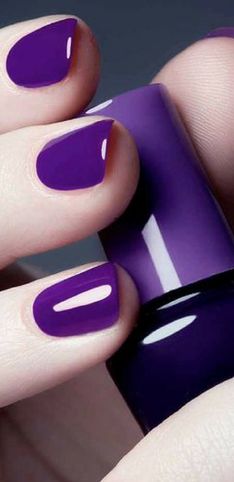 Smalto Ultra Violet: le nail art più belle con il colore Pantone 2018!