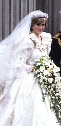 Gli abiti da sposa della famiglia reale: tutti i look da Elisabetta II a Meghan Markle