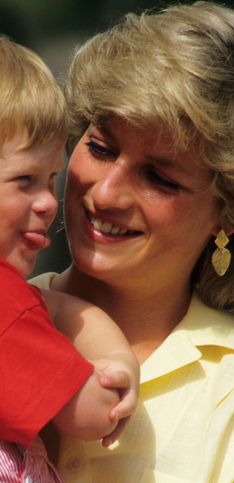 La tenerezza di Lady Diana o la serietà del principe Carlo: che padre sarà Harry?