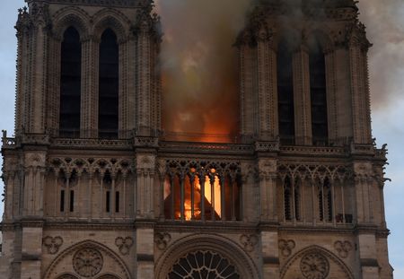 La cattedrale di Notre-Dame devastata dalle fiamme: tutte le immagini della tragedia