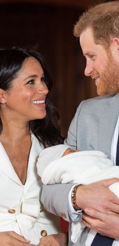 Meghan e Harry ci fanno conoscere il piccolo royal baby: ecco le prime foto del Baby Sussex!