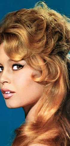 Le acconciature d'epoca più belle di Brigitte Bardot