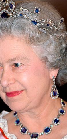 Diamanti e pietre preziose: le tiare e i gioielli più belli della regina Elisabetta II