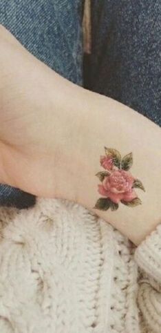Tatuaggi con fiori: significati e idee per realizzarne uno