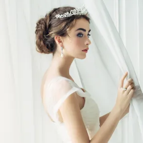 Schön wie eine Prinzessin: Brautfrisuren mit Diadem