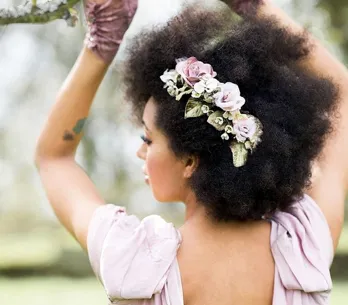 Noivas crespas e cacheadas que disseram sim para o cabelo natural