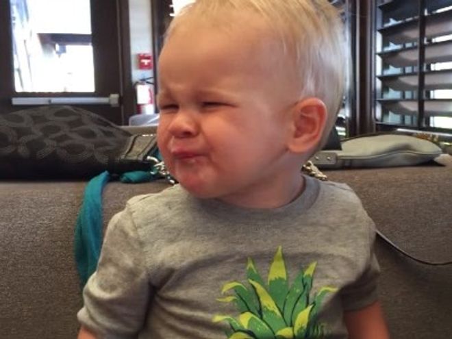 Video Un Bebe Se Force A Manger Des Canneberges Video Un Bebe Se Force A Manger Des Canneberges