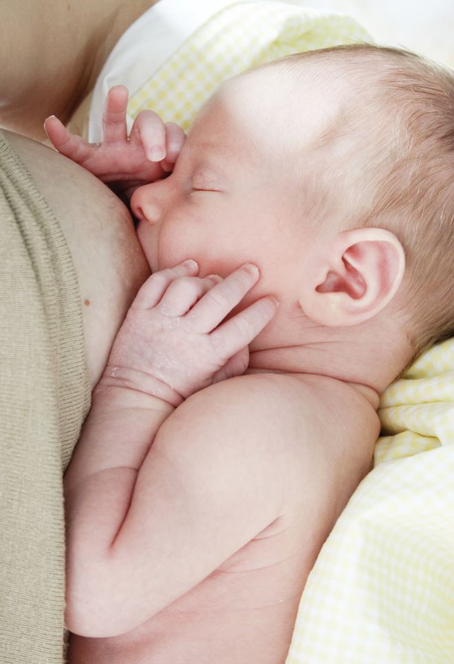 Elle Allaite Son Bebe Et Celui D Une Femme Elle Se Fait Huer Sur Facbook