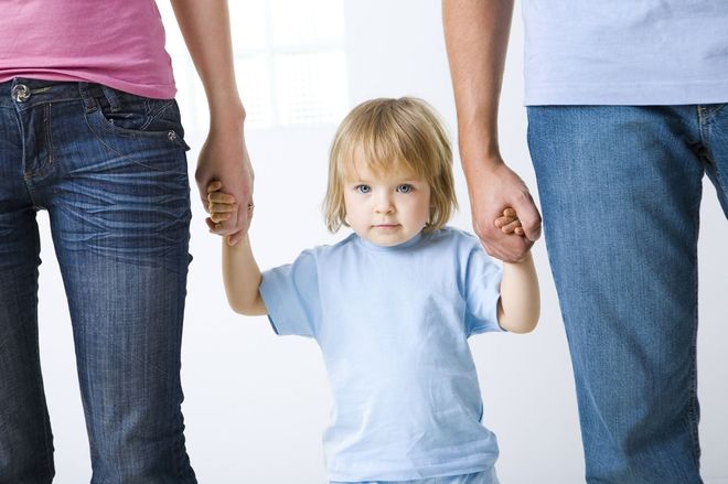 Un Couple Avec Bebe Prive D Eau Courante