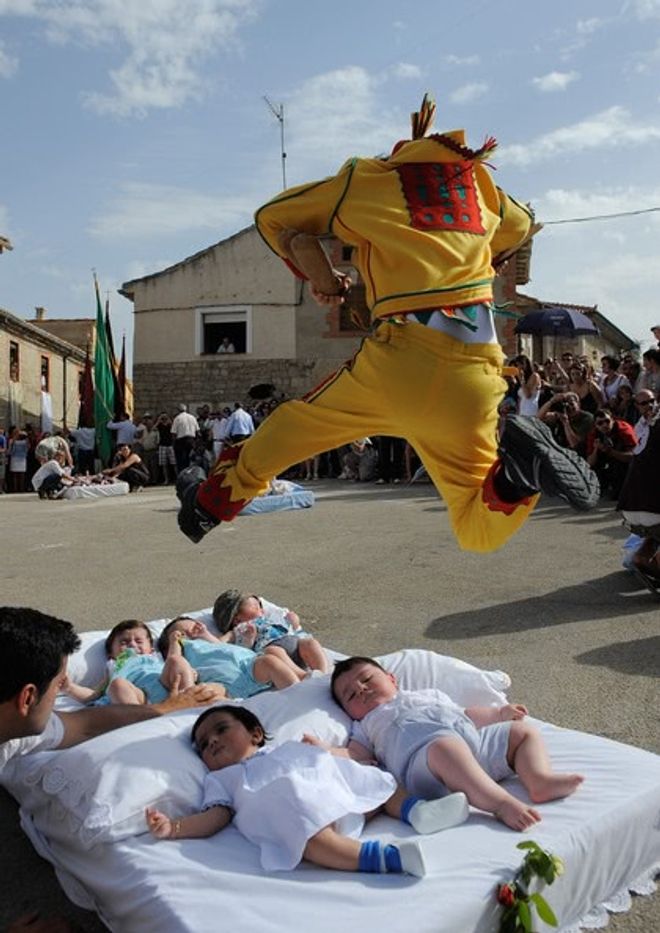 El Colacho : la fête espagnole où l'on saute par-dessus des bébés ...