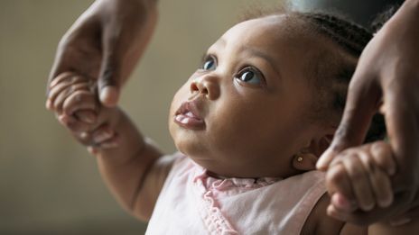 Cette Maman Est Furieuse Sa Belle Mere A Perce Les Oreilles De Sa Fille Sans Son Accord