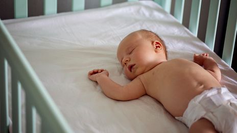 Quand je pose bébé dans son lit il se réveille ?