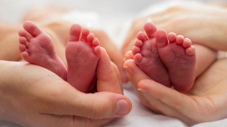 Elle Tombe Enceinte Alors Qu Elle Attend Deja Un Enfant Et Accouche A Deux Mois D Intervalle