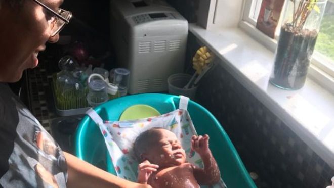 Une jeune femme accouche seule grâce à des vidéos Youtube ...