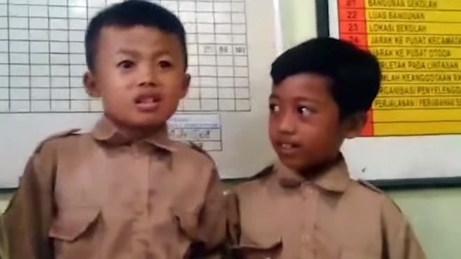 Indonesie La Punition D Un Directeur D Ecole Fait Scandale