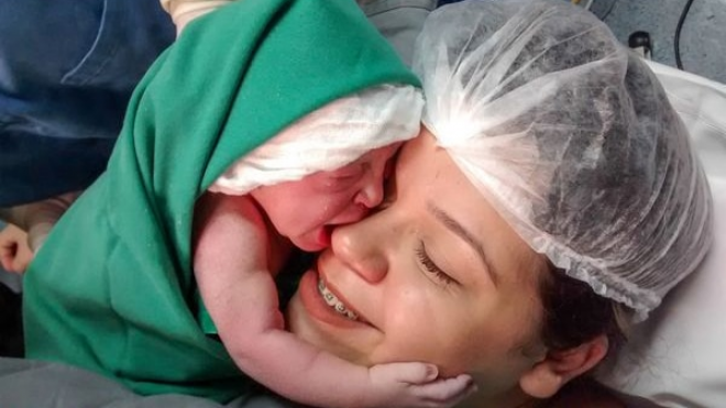 Video Une Premiere Rencontre Pleine D Emotion Entre Le Bebe Et Sa Maman
