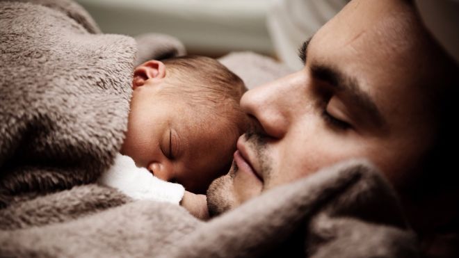 Video La Surprenante Technique De Ce Papa Pour Endormir Son Bebe