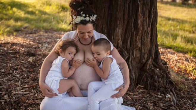 Allaitement Maman De Six Enfants Elle En Allaite Trois A La Fois