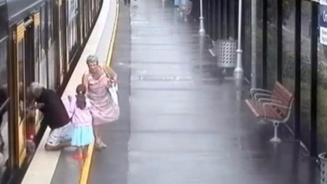 Garcon Qui Tombe D Une Attraction Video Australie : un enfant chute dans l'espace entre le quai et le train (vidéo)