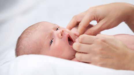 Syndrome Du Bebe Secoue Des Parents Accuses A Tort De Maltraitance Saisissent Le Conseil D Etat