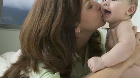 Furieuse Cette Mere Alerte Sur Les Dangers D Embrasser Les Bebes