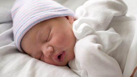 En Angleterre Un Bebe A Ete Porte Successivement Par Ses Deux Meres