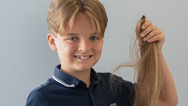 Un Petit Garcon Coupe Ses Cheveux Pour La Premiere Fois Afin De Les Donner A Des Enfants Malades