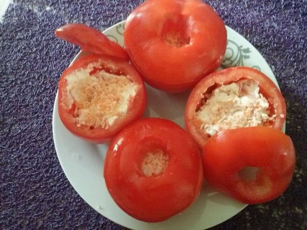 Entrée simple et facile : tomate, fromage, surimi et jambon sec
