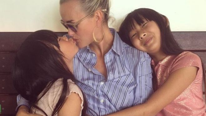 deux filles qui s embrasse pour un anniversaire Ces Stars Qui Embrassent Leur S Enfant S Sur La Bouche Parole deux filles qui s embrasse pour un anniversaire