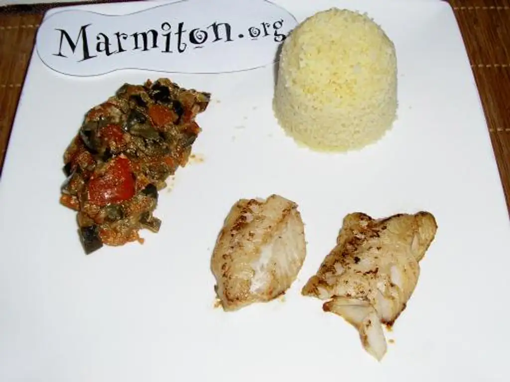 filet de merlu en compotée de légumes du soleil et sa semoule