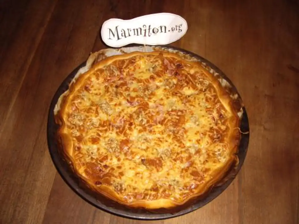 tarte moelleuse au roquefort, lardons et noix
